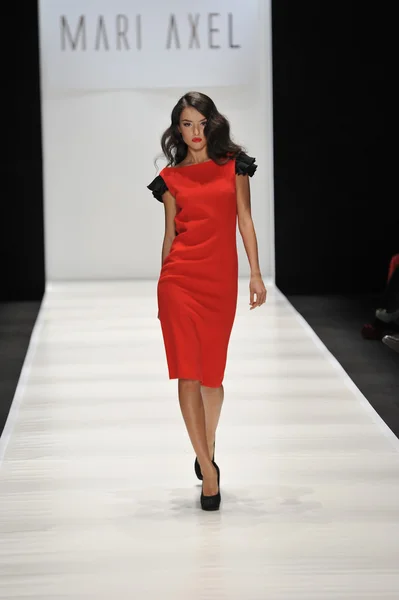 MOSCOU - 23 MARS : Un mannequin marche sur la piste de l'AXEL MARI pour la présentation de l'automne hiver 2012 au MBFW le 23 mars 2012 à Moscou, Russie — Photo