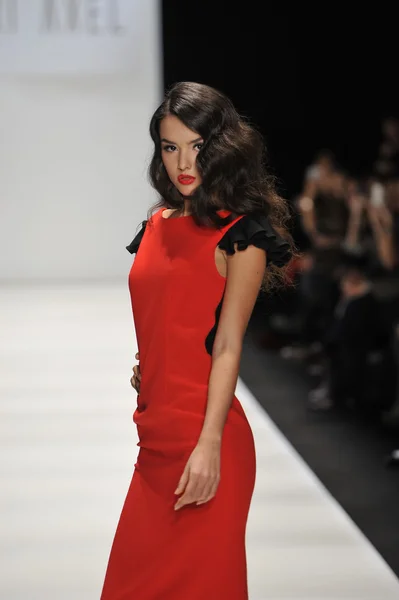 MOSCOW - MARCH 23: A Model walks runway at the MARI AXEL for Fall Winter 2012 presentation during MBFW on March 23, 2012 in Moscow, Russia — Stock Photo, Image