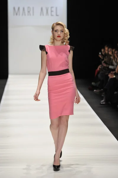 MOSCA - 23 MARZO: Una modella cammina pista al MARI AXEL per l'autunno inverno 2012 presentazione durante MBFW il 23 marzo 2012 a Mosca, Russia — Foto Stock