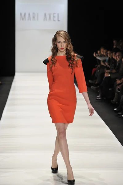 MOSCÚ - 23 DE MARZO: Un Modelo camina por la pasarela en el MARI AXEL para la presentación del Otoño Invierno 2012 durante el MBFW el 23 de marzo de 2012 en Moscú, Rusia — Foto de Stock