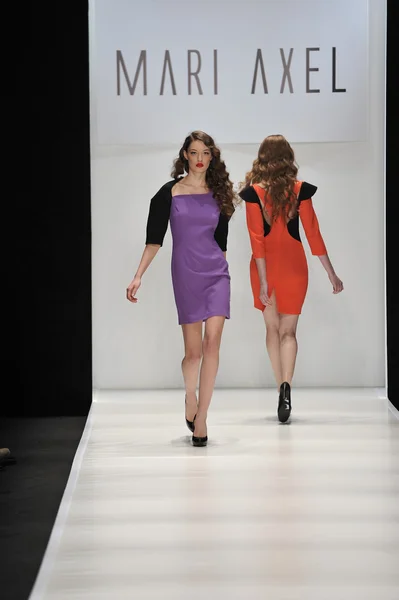 Moskau - 23. märz: ein modell läuft laufbahn an der mari axel für die präsentation im herbst winter 2012 während der mbfw am 23. märz 2012 in moskau, russland — Stockfoto