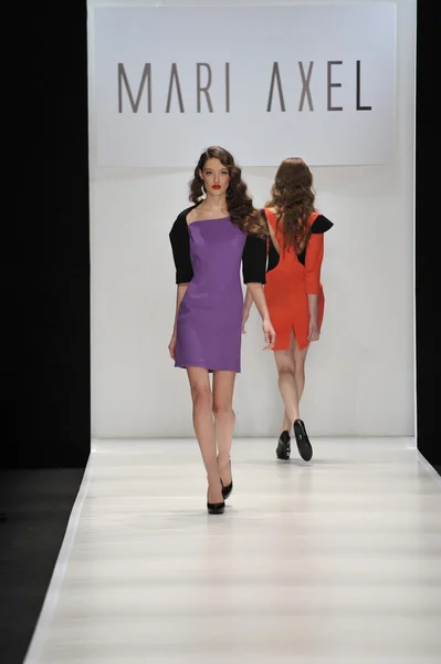 Moskau - 23. märz: ein modell läuft laufbahn an der mari axel für die präsentation im herbst winter 2012 während der mbfw am 23. märz 2012 in moskau, russland — Stockfoto