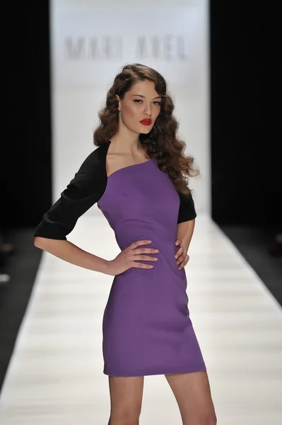 Moskova - 23 Mart: Sonbahar Kış 2012 sunu sırasında 23 Mart 2012, Moskova, Rusya mbfw mari axel pist model yürür — Stok fotoğraf