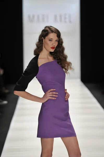 Moskova - 23 Mart: Sonbahar Kış 2012 sunu sırasında 23 Mart 2012, Moskova, Rusya mbfw mari axel pist model yürür — Stok fotoğraf