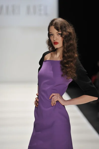 Moskou - 23 maart: een model wandelingen landingsbaan op de mari axel voor herfst winter 2012 presentatie tijdens mbfw op 23 maart 2012 in Moskou, Rusland — Stockfoto