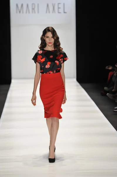 MOSCÚ - 23 DE MARZO: Un Modelo camina por la pasarela en el MARI AXEL para la presentación del Otoño Invierno 2012 durante el MBFW el 23 de marzo de 2012 en Moscú, Rusia — Foto de Stock