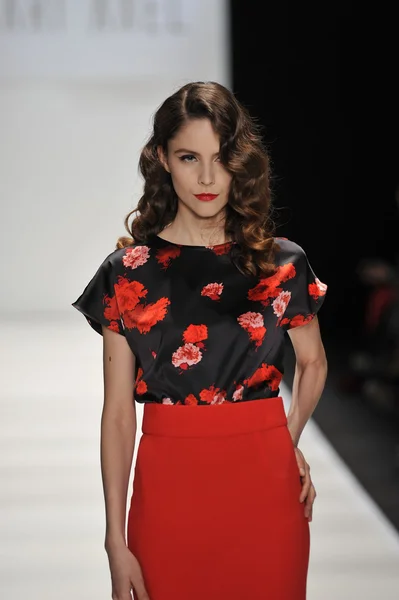 MOSCA - 23 MARZO: Una modella cammina pista al MARI AXEL per l'autunno inverno 2012 presentazione durante MBFW il 23 marzo 2012 a Mosca, Russia — Foto Stock