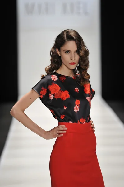 MOSCÚ - 23 DE MARZO: Un Modelo camina por la pasarela en el MARI AXEL para la presentación del Otoño Invierno 2012 durante el MBFW el 23 de marzo de 2012 en Moscú, Rusia —  Fotos de Stock