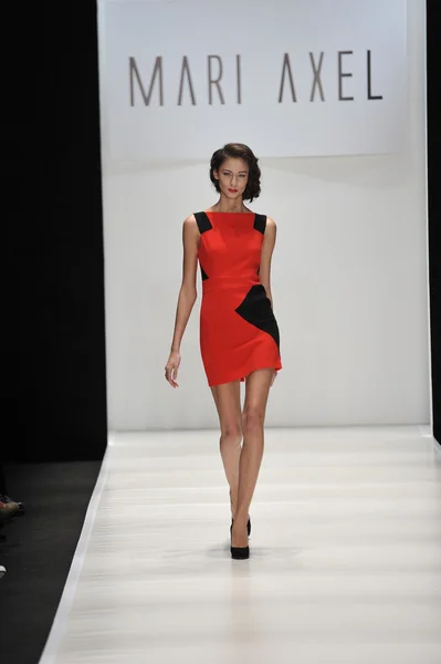 MOSCOW - Março 23: Um modelo caminha pista no MARI AXEL para Outono Inverno 2012 apresentação durante MBFW em Março 23, 2012 em Moscou, Rússia — Fotografia de Stock