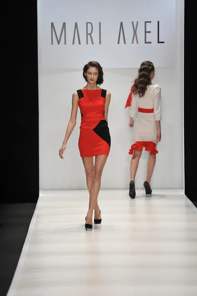 MOSCOW - MARCH 23: A Model walks runway at the MARI AXEL for Fall Winter 2012 presentation during MBFW on March 23, 2012 in Moscow, Russia — Stock Photo, Image