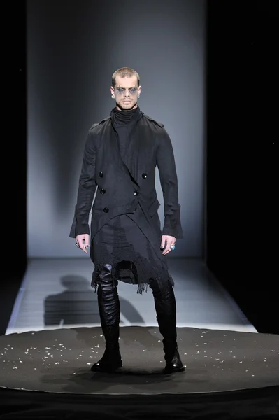 MOSCOW - Março 23: Um modelo caminha pista na ROAD para Outono Inverno 2012 apresentação durante MBFW em Março 23, 2012 em Moscou, Rússia — Fotografia de Stock