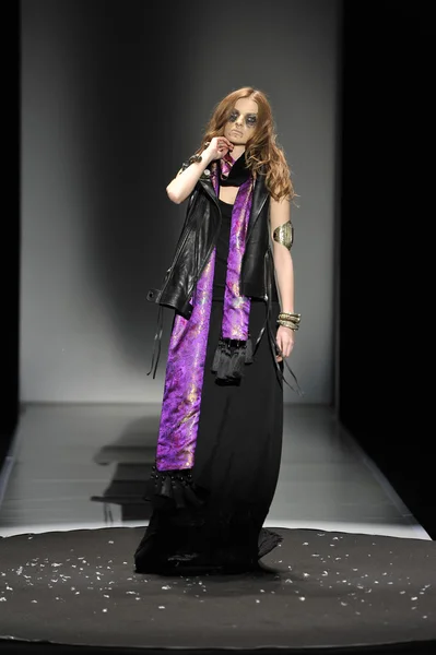 MOSCOW - MARCH 23: A Model walks runway at the ROAD for Fall Winter 2012 presentation during MBFW on March 23, 2012 in Moscow, Russia — Stock Photo, Image