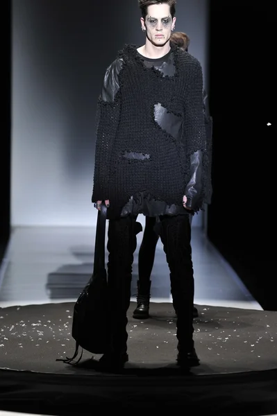 MOSCOW - Março 23: Um modelo caminha pista na ROAD para Outono Inverno 2012 apresentação durante MBFW em Março 23, 2012 em Moscou, Rússia — Fotografia de Stock