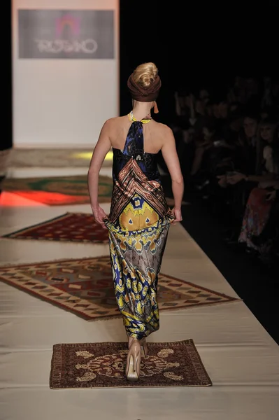 Moskova - 23 Mart: bir model için sonbahar kış 2012 sunu sırasında 23 Mart 2012, Moskova, Rusya mbfw rusiko pist yürür — Stok fotoğraf