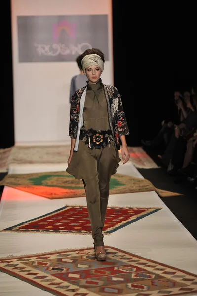 Moskova - 23 Mart: bir model için sonbahar kış 2012 sunu sırasında 23 Mart 2012, Moskova, Rusya mbfw rusiko pist yürür — Stok fotoğraf