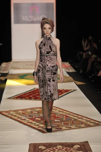 Moskova - 23 Mart: bir model için sonbahar kış 2012 sunu sırasında 23 Mart 2012, Moskova, Rusya mbfw rusiko pist yürür — Stok fotoğraf