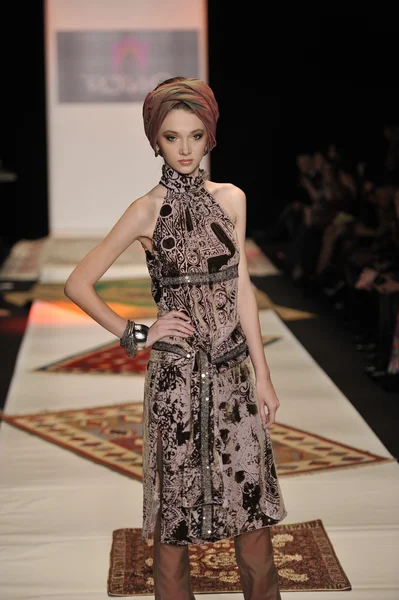 MOSCA - 23 MARZO: Un modello cammina pista al RUSIKO per l'autunno inverno 2012 presentazione durante MBFW il 23 marzo 2012 a Mosca, Russia — Foto Stock