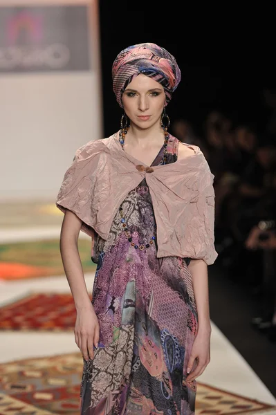 Moskova - 23 Mart: bir model için sonbahar kış 2012 sunu sırasında 23 Mart 2012, Moskova, Rusya mbfw rusiko pist yürür — Stok fotoğraf