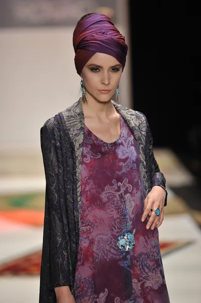 MOSCOW - MARÇO 23: Um modelo caminha pista na RUSIKO para Outono Inverno 2012 apresentação durante MBFW em 23 de março de 2012 em Moscou, Rússia — Fotografia de Stock