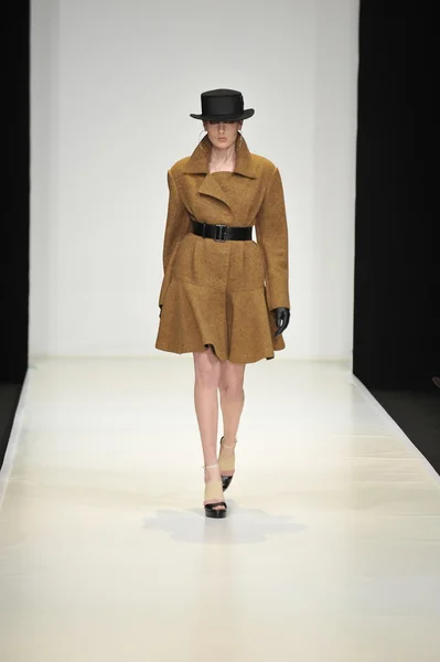 MOSCA - 23 MARZO: Una modella cammina pista alla Viva Vox per l'autunno inverno 2012 presentazione durante MBFW il 23 marzo 2012 a Mosca, Russia — Foto Stock