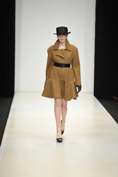 MOSCOW - MARÇO 23: Um modelo caminha pista no Viva Vox para Outono Inverno 2012 apresentação durante MBFW em 23 de março de 2012 em Moscou, Rússia — Fotografia de Stock