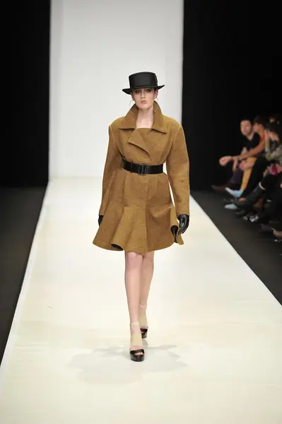 MOSCOW - MARÇO 23: Um modelo caminha pista no Viva Vox para Outono Inverno 2012 apresentação durante MBFW em 23 de março de 2012 em Moscou, Rússia — Fotografia de Stock