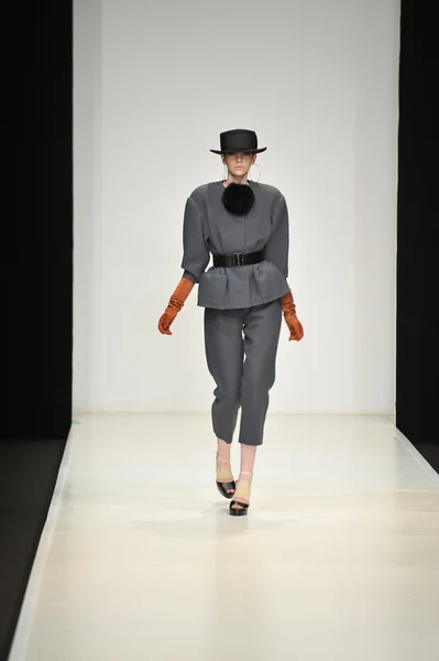 MOSCOW - MARÇO 23: Um modelo caminha pista no Viva Vox para Outono Inverno 2012 apresentação durante MBFW em 23 de março de 2012 em Moscou, Rússia — Fotografia de Stock