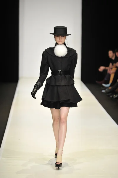 Moskau - 23. märz: ein modell läuft laufbahn bei der vorstellung von viva vox für den herbst winter 2012 während der mbfw am 23. märz 2012 in moskau, russland — Stockfoto