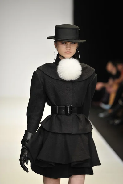 MOSCOW - MARÇO 23: Um modelo caminha pista no Viva Vox para Outono Inverno 2012 apresentação durante MBFW em 23 de março de 2012 em Moscou, Rússia — Fotografia de Stock