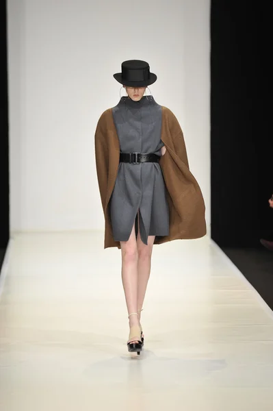 MOSCOW - MARÇO 23: Um modelo caminha pista no Viva Vox para Outono Inverno 2012 apresentação durante MBFW em 23 de março de 2012 em Moscou, Rússia — Fotografia de Stock