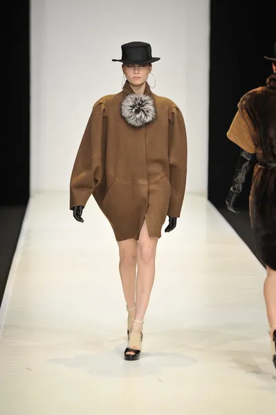 モスクワ - 3 月 23 日: モデルは 2012 年 3 月 23 日、モスクワ、ロシアの mbfw の中に秋 2012 年冬のプレゼンテーションのためのビバ vox の滑走路を歩く — ストック写真