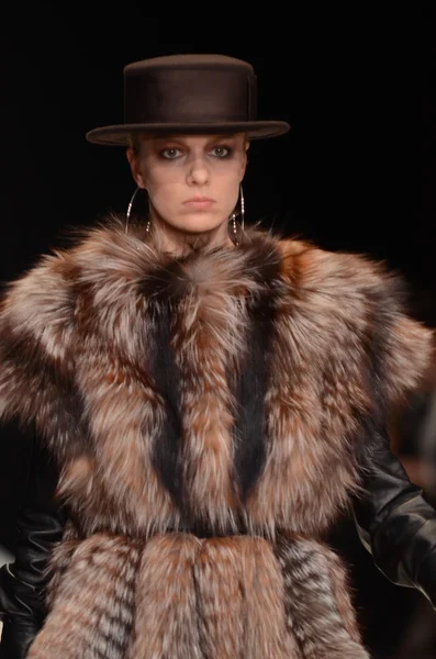 MOSCOW - MARCH 23: A Model walks runway at the Viva Vox for Fall Winter 2012 presentation during MBFW on March 23, 2012 in Moscow, Russia — Stock Photo, Image