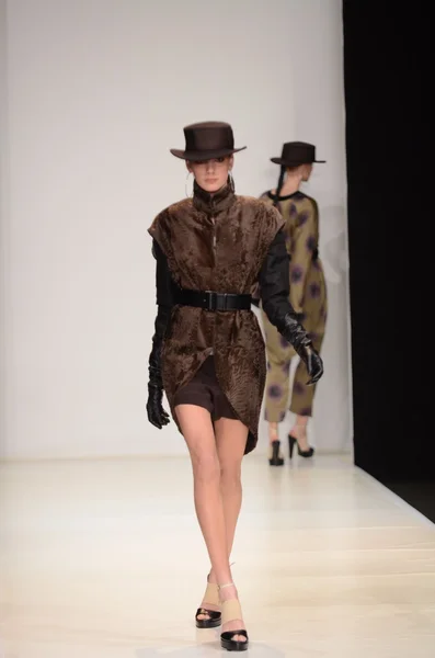 MOSCOW - MARÇO 23: Um modelo caminha pista no Viva Vox para Outono Inverno 2012 apresentação durante MBFW em 23 de março de 2012 em Moscou, Rússia — Fotografia de Stock