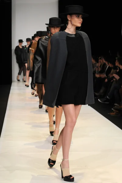 モスクワ - 3 月 23 日: モデルは 2012 年 3 月 23 日、モスクワ、ロシアの mbfw の中に秋 2012 年冬のプレゼンテーションのためのビバ vox の滑走路を歩く — ストック写真