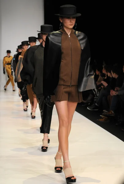 MOSCOW - MARÇO 23: Um modelo caminha pista no Viva Vox para Outono Inverno 2012 apresentação durante MBFW em 23 de março de 2012 em Moscou, Rússia — Fotografia de Stock