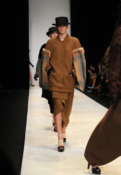 Moskau - 23. märz: ein modell läuft laufbahn bei der vorstellung von viva vox für den herbst winter 2012 während der mbfw am 23. märz 2012 in moskau, russland — Stockfoto