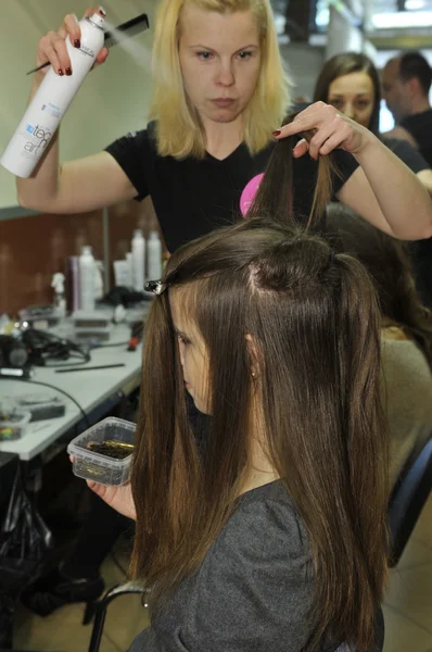 MOSCOU - 24 MARS : Un mannequin se prépare en coulisses à la présentation Nikolai Krasnikov pour l'automne hiver 2012 lors du MBFW le 24 mars 2012 à Moscou, Russie — Photo