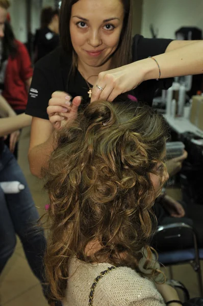 MOSCOW - 24 DE MARÇO: Um modelo se prepara nos bastidores do Nikolai Krasnikov para a apresentação do inverno de outono de 2012 durante a MBFW em 24 de março de 2012 em Moscou, Rússia — Fotografia de Stock