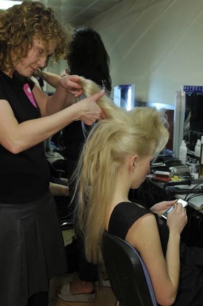 MOSCOW - MARCH 24: A model gets ready backstage at the Nikolai Krasnikov for Fall Winter 2012 presentation during MBFW on March 24, 2012 in Moscow, Russia — Stock Photo, Image