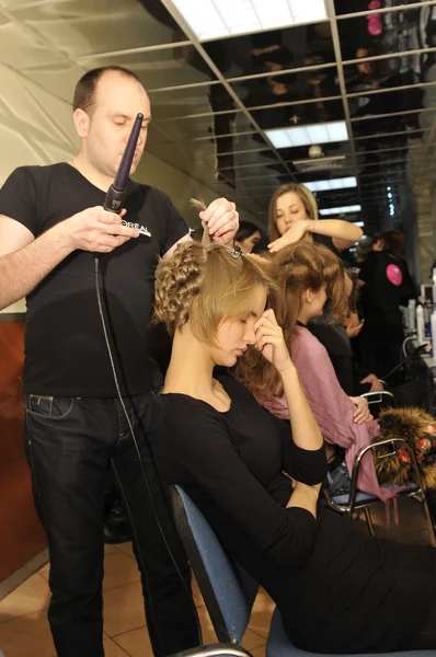 MOSCÚ - 24 DE MARZO: Un modelo se prepara entre bastidores en el Nikolai Krasnikov para la presentación del Otoño Invierno 2012 durante MBFW el 24 de marzo de 2012 en Moscú, Rusia — Foto de Stock