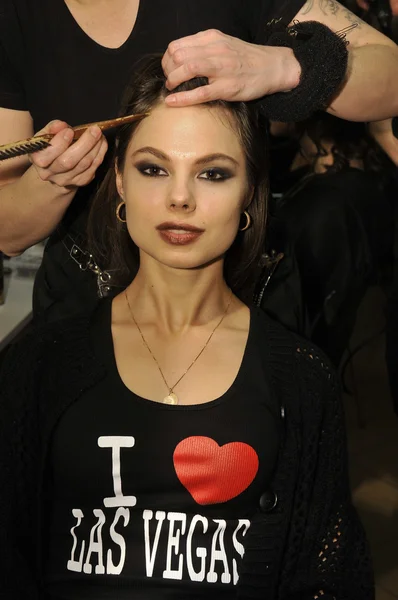 MOSCOU - 24 MARS : Un mannequin se prépare en coulisses à la présentation Nikolai Krasnikov pour l'automne hiver 2012 lors du MBFW le 24 mars 2012 à Moscou, Russie — Photo