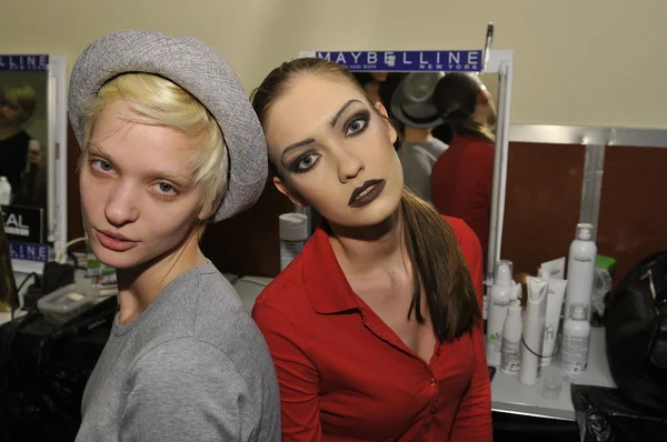 MOSCOW - MARCH 24: A model gets ready backstage at the Nikolai Krasnikov for Fall Winter 2012 presentation during MBFW on March 24, 2012 in Moscow, Russia — Stock Photo, Image