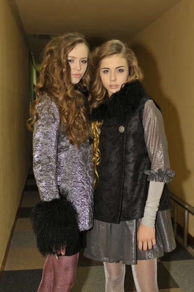 MOSCÚ - 24 DE MARZO: Un modelo se prepara entre bastidores en la presentación de Yana Gattaulina para el Otoño Invierno 2012 durante el MBFW el 24 de marzo de 2012 en Moscú, Rusia — Foto de Stock