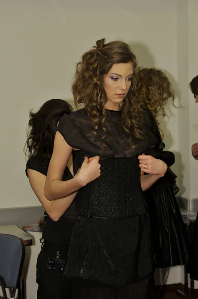 MOSCOW - MARCH 24: A model gets ready backstage at the Yana Gattaulina for Fall Winter 2012 presentation during MBFW on March 24, 2012 in Moscow, Russia — Stock Photo, Image