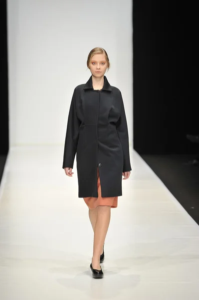 Moskou - 24 maart: een model wandelingen landingsbaan op de biryukov voor herfst winter 2012 presentatie tijdens mbfw op 24 maart 2012 in Moskou, Rusland — Stockfoto