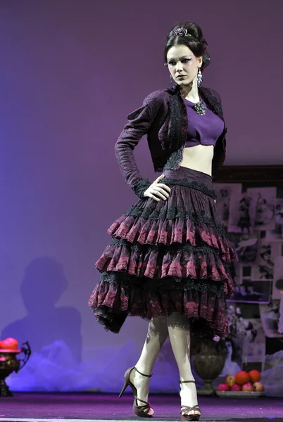 MOSCÚ - 24 DE MARZO: Un Modelo camina por la pasarela en el Nikolai Krasnikov para la presentación del Otoño Invierno 2012 durante el MBFW el 24 de marzo de 2012 en Moscú, Rusia — Foto de Stock