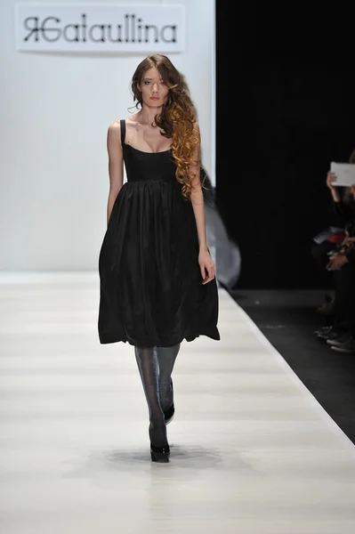 MOSCA - 24 MARZO: Una modella cammina pista alla Yana Gattaulina per l'autunno inverno 2012 presentazione durante MBFW il 24 marzo 2012 a Mosca, Russia — Foto Stock