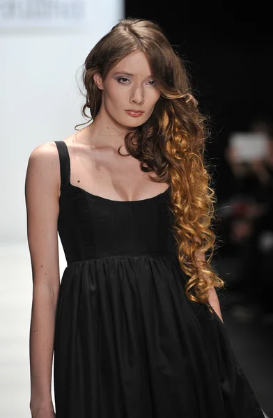 MOSCOW - MARÇO 24: Um modelo caminha pista na Yana Gattaulina para Outono Inverno 2012 apresentação durante MBFW em Março 24, 2012 em Moscou, Rússia — Fotografia de Stock