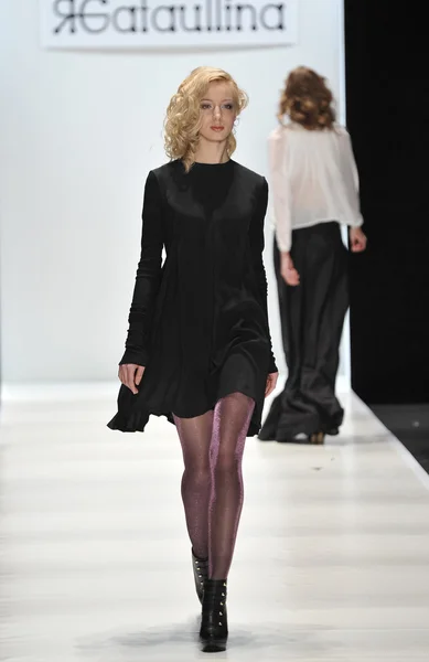 MOSCA - 24 MARZO: Una modella cammina pista alla Yana Gattaulina per l'autunno inverno 2012 presentazione durante MBFW il 24 marzo 2012 a Mosca, Russia — Foto Stock