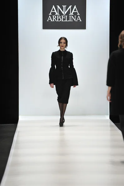 MOSCÚ - 25 DE MARZO: Un Modelo camina por la pasarela en la presentación de Ania Arbelina para el Otoño Invierno 2012 durante el MBFW el 25 de marzo de 2012 en Moscú, Rusia — Foto de Stock